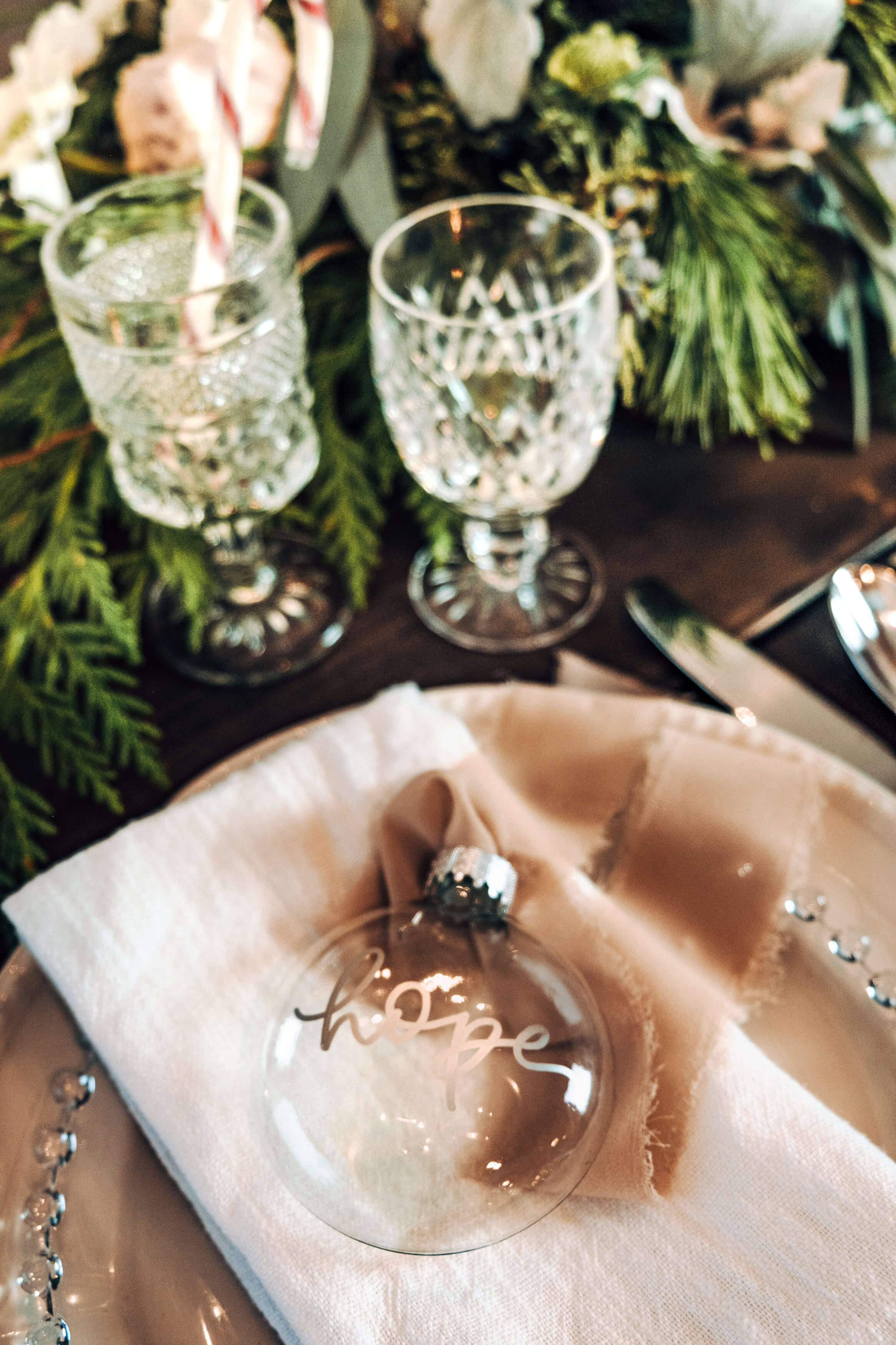 How to set a table for holiday party