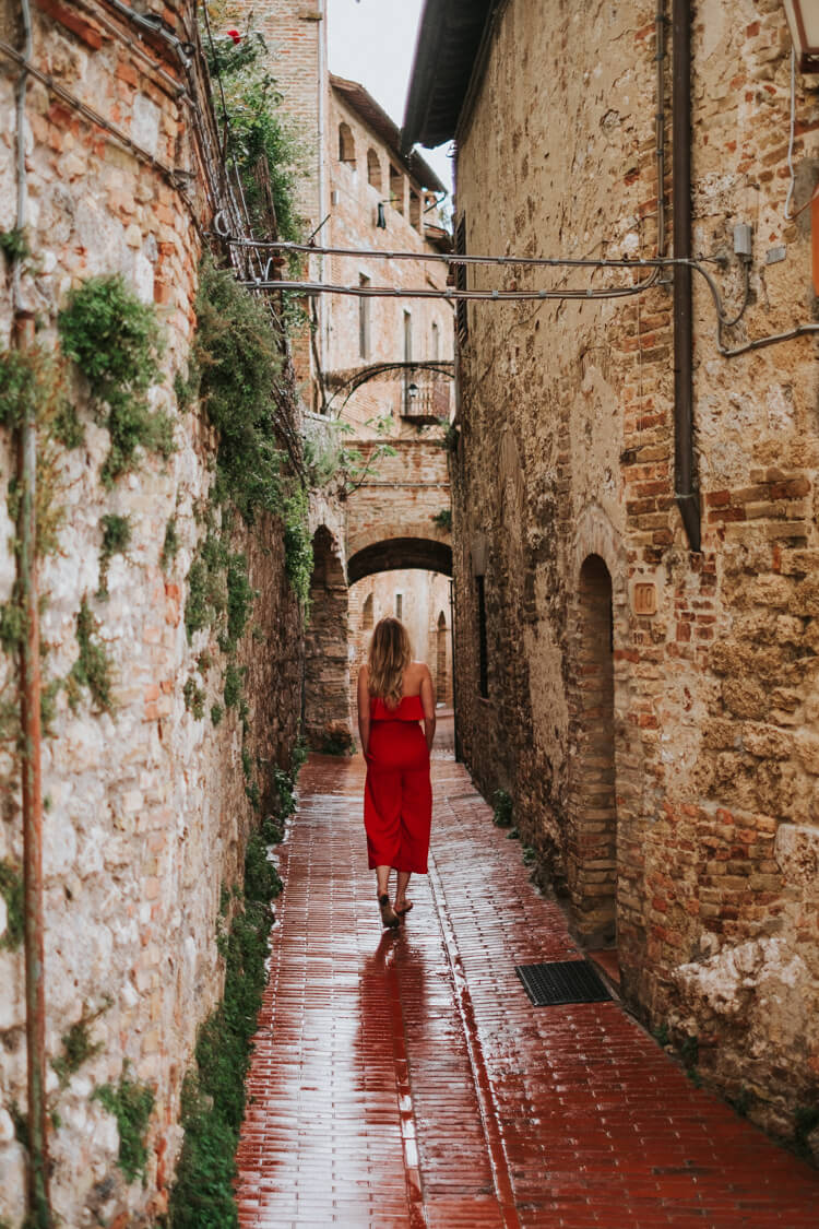 San Gimignano Instagram Idea - Girl in street